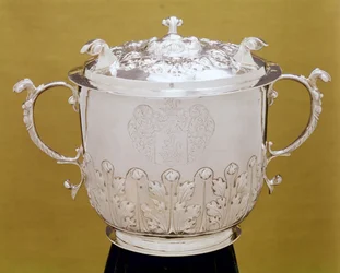 Zweihandbecher mit Deckel, ca. 1695 (Silber)